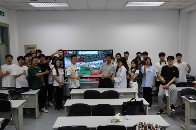 图1 企业导师与学生合影(1).jpg