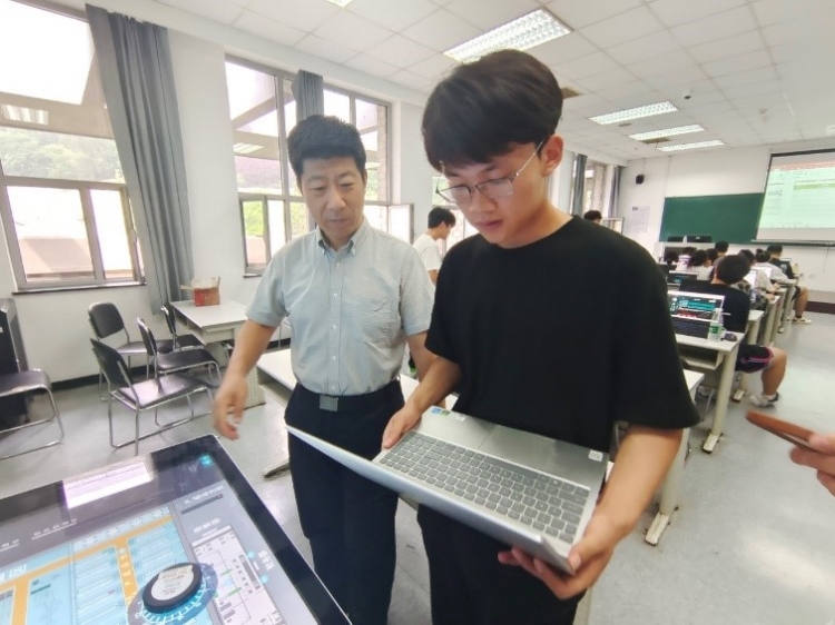 图3 企业导师指导.jpg