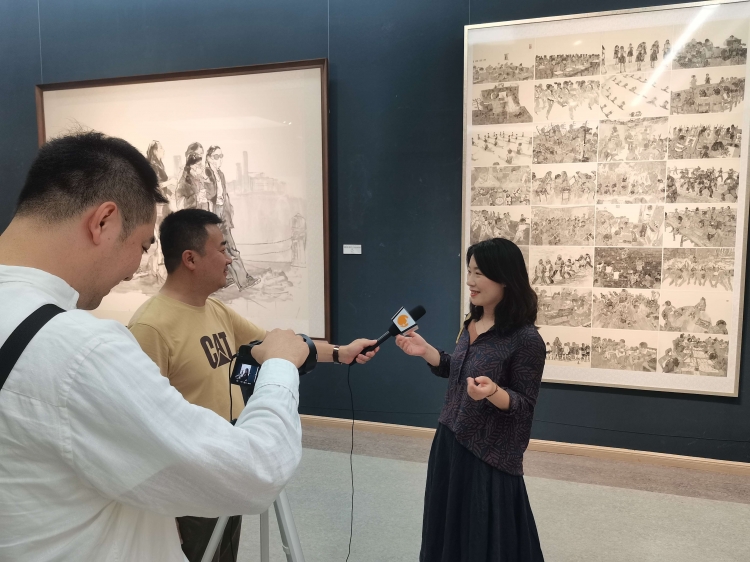 图2 接受辽宁卫视开幕现场采访.jpg