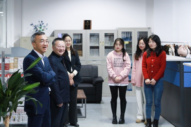 学校领导开展新学期走访慰问活动