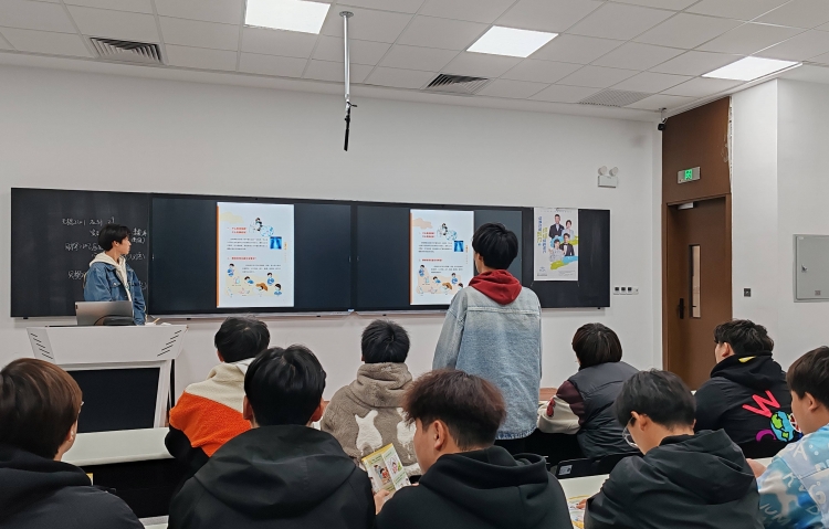 图8：主题班会.jpg