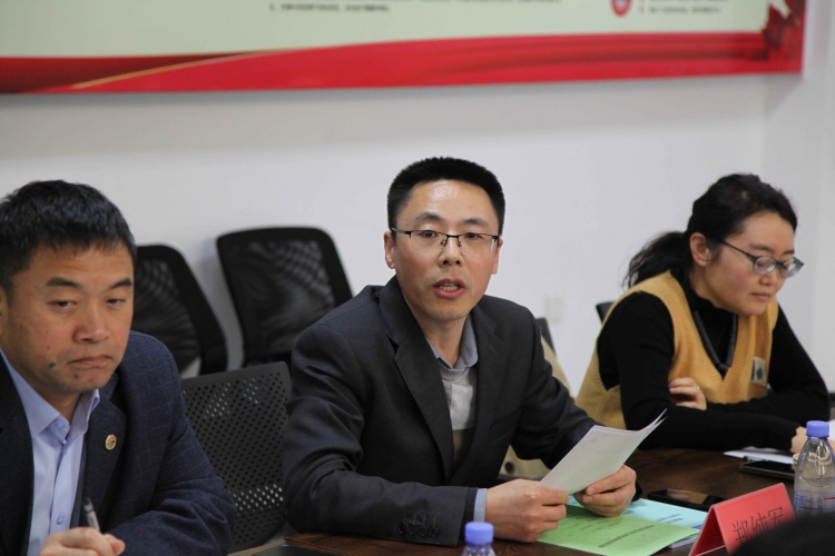 图2  郑纯军副院长主持会议.jpg