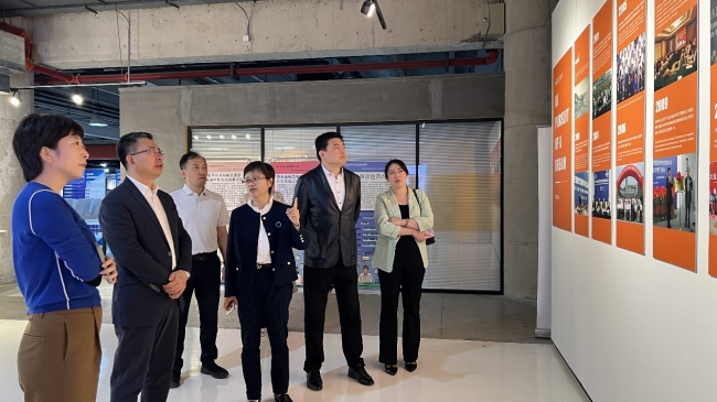 大连市创新创业创投服务中心一行5人走访mg4355调研 
