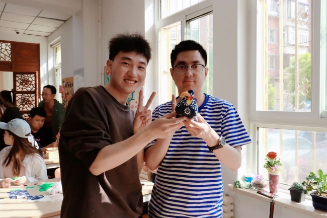 管理学院明德美乐辅导员美育工作室举行“美育与劳动教育融合，用双手绘筑童梦”活动