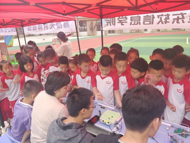 微电子工程系开展电子元器件创意作品进校园活动