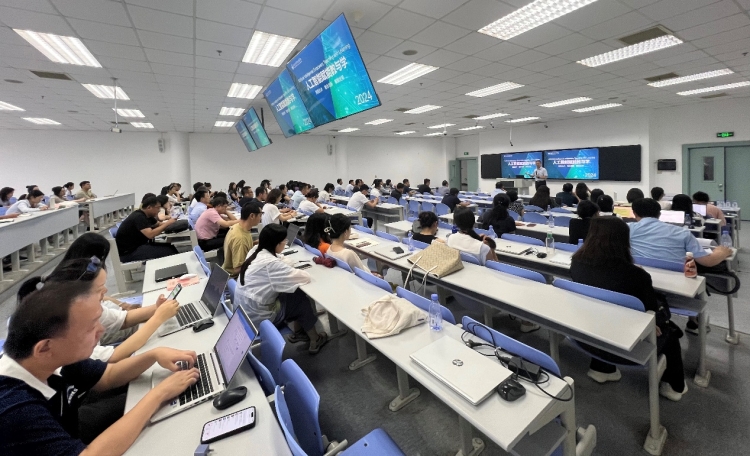 学校开展人工智能赋能教学专题培训